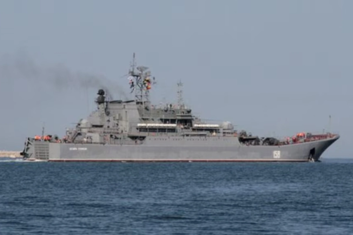 Ukrayna ordusu Rusiyanın ən böyük desant gəmisini vurdu - VİDEO